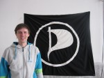 Andreas Baum (33) vor der Piratenflagge (Foto: privat)