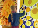 Früh übt sich: Ein Kind beim Malen in der Gelben Villa